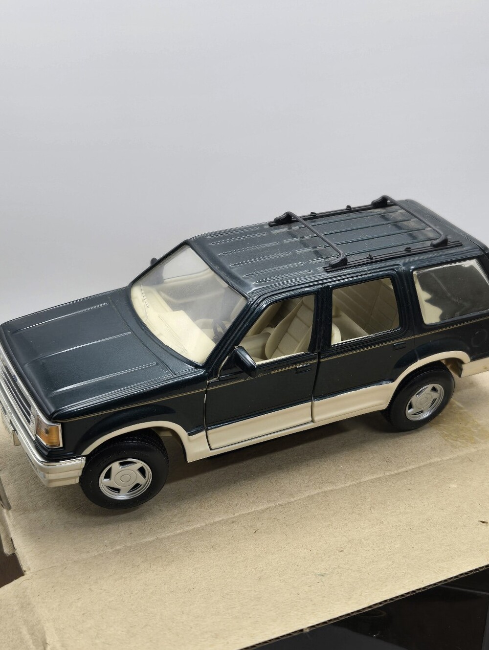 Vintage Maisto 1:24 Scale 1991/1992 Ford Explorer Eddie Bauer Car Still In Box - Picture 6 of 11